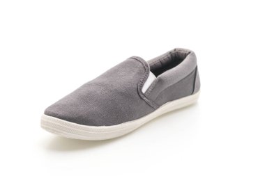 Beyaz arka planda gri spor ayakkabı 