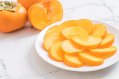 Trabzon hurması tabağa dilimlenmiş