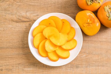 Trabzon hurması tabağa dilimlenmiş