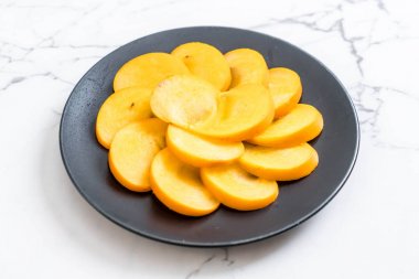 Trabzon hurması tabağa dilimlenmiş