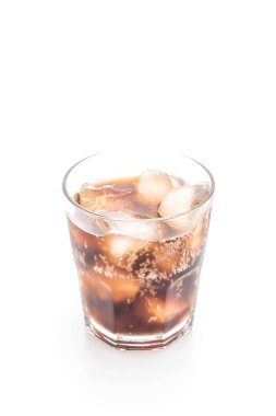 Buzlu bir bardak kola.
