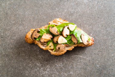 mantar kruvasan sandviç