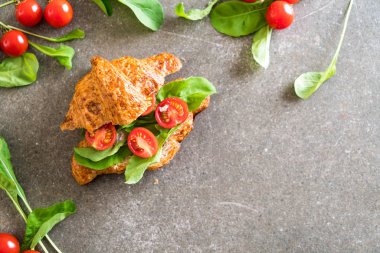 domates kruvasan sandviç