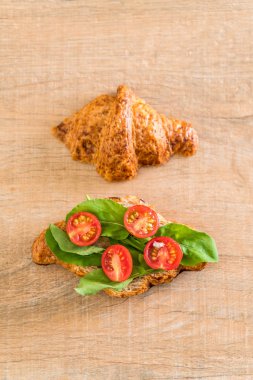 domates kruvasan sandviç