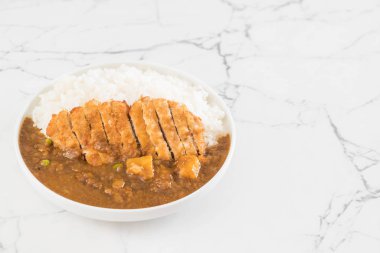 pirinç Köri soslu kızarmış pirzola domuz eti