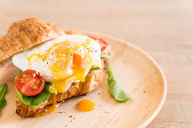 Yumurta Benedict avokado, domates ve salata ile 