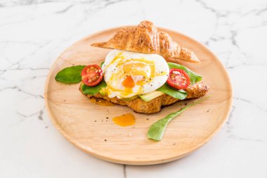 Yumurta Benedict avokado, domates ve salata ile 