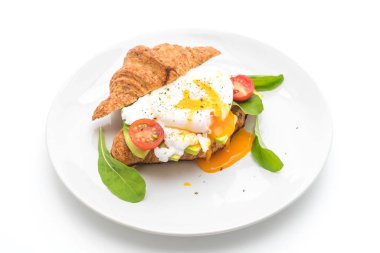 avokado, domates ve salata - sağlıklı yumurta benedict veya vegan