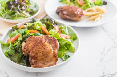 ızgara tavuk biftek sebze salatası ile