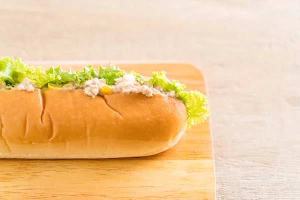 Hot-dog salade de maïs thon — Photo