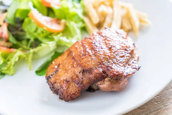 Steak ayam panggang dengan kentang goreng dan salad sayuran — Stok Foto