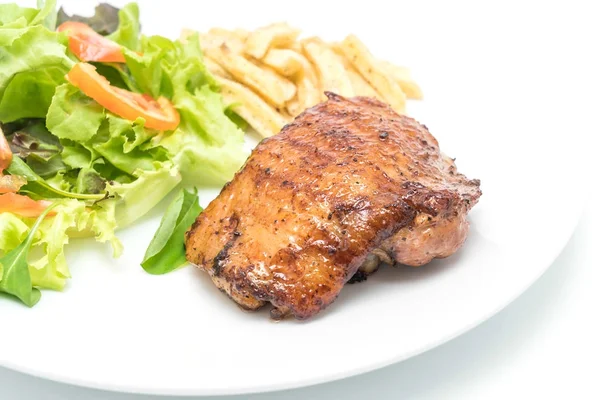 Жареный куриный стейк с картошкой фри и овощным салатом — стоковое фото