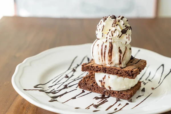 Brownies σοκολάτας με παγωτό βανίλια — Φωτογραφία Αρχείου