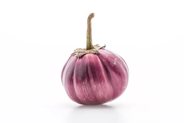 Färska aubergine på vit — Stockfoto