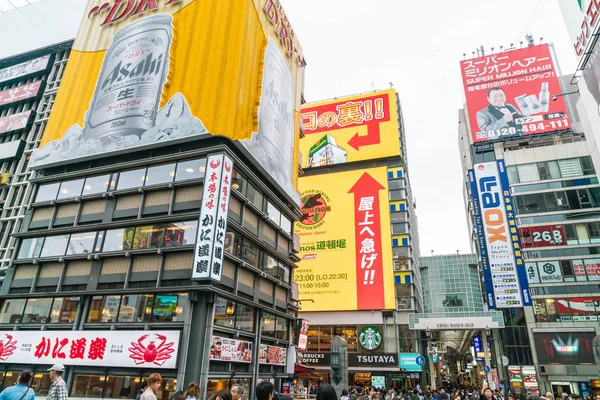 OSAKA, JAPÓN - 19 NOV 2016: Grupo de personas caminando para ir de compras — Foto de Stock