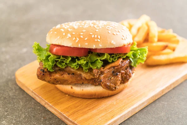 Hambúrguer de frango grelhado com batatas fritas — Fotografia de Stock