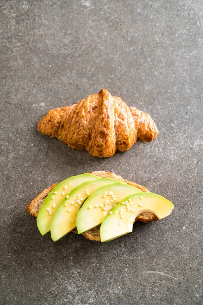 Bocadillo de croissant de aguacate — Foto de Stock