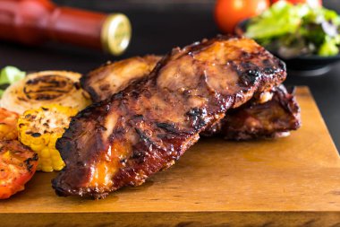 Izgara domuz pirzolası. 