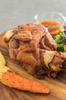 Gevrek domuz knuckle veya Alman domuz Hocks