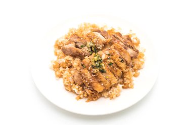 Teriyaki tavuk tepesinde pirinç 