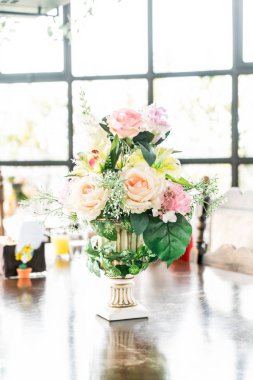 buket çiçek vazo dekorasyonu masada