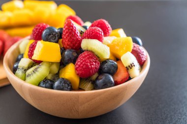 karışık taze meyve (çilek, ahududu, yaban mersini, kivi, mang