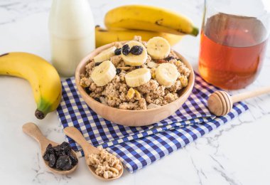 Granola muz, Kuru üzüm ve süt ile 