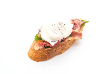 Beyaz arka plan üzerinde yumurta benedict