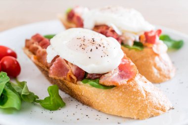 Yumurta Benedict plaka üzerinde