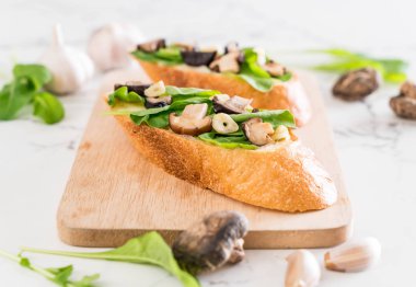 ekmek roket ve shiitake mantar