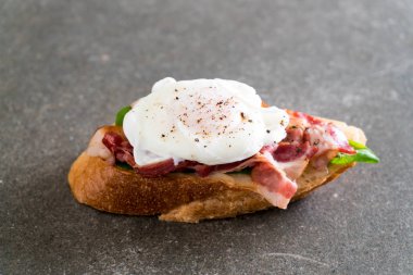 yumurta benedict pastırma ve roket ile 