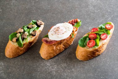 Roket mantar, roket domates ve Pastırmalı yumurta ile ekmek