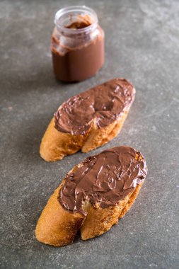 Çikolatalı fındık yaymak ekmek