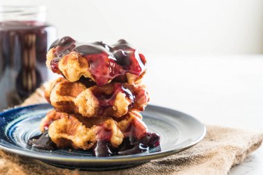 yaban mersini sosu ile waffle 