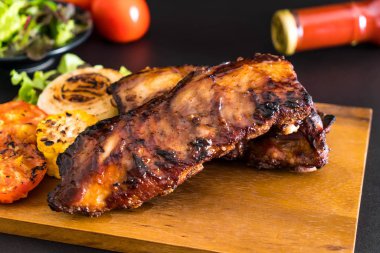 Izgara domuz pirzolası. 