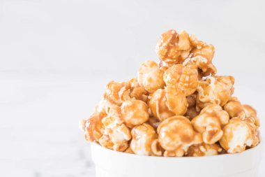 Patlamış Mısır ile karamel