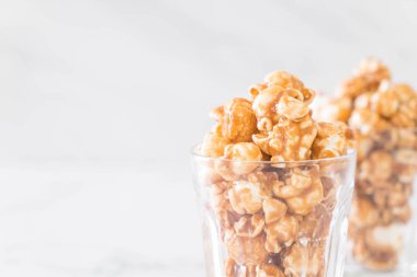 Patlamış Mısır ile karamel