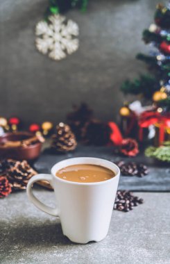 sıcak kahve fincanı Noel dekorasyonu ile 