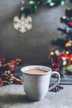 sıcak kahve fincanı Noel dekorasyonu ile 