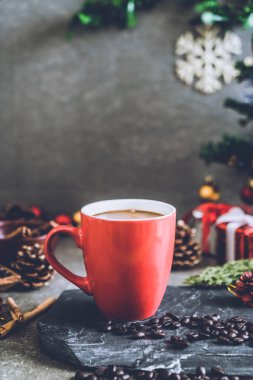 sıcak kahve fincanı Noel dekorasyonu ile 