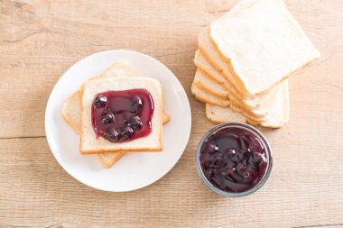 Böğürtlenli reçel ile ekmek