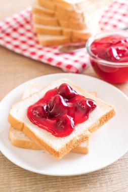 çilek reçeli ile ekmek