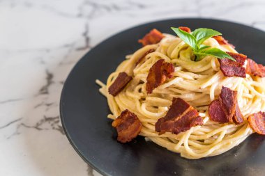 Spagetti krem peynir pastırma ile