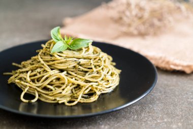 Spagetti fesleğen pesto ile