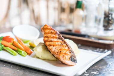 püre patates ve sebze somon biftek