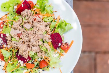 ton balıklı sebze salatası, susam ve baharatlı sos ile