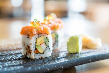 Somon suşi roll