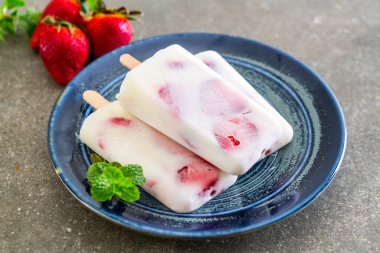 ev yapımı çilekli yoğurt dondurma