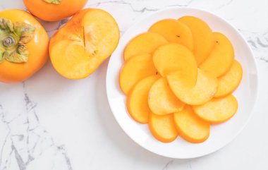 Trabzon hurması tabağa dilimlenmiş