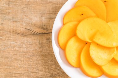 Trabzon hurması tabağa dilimlenmiş